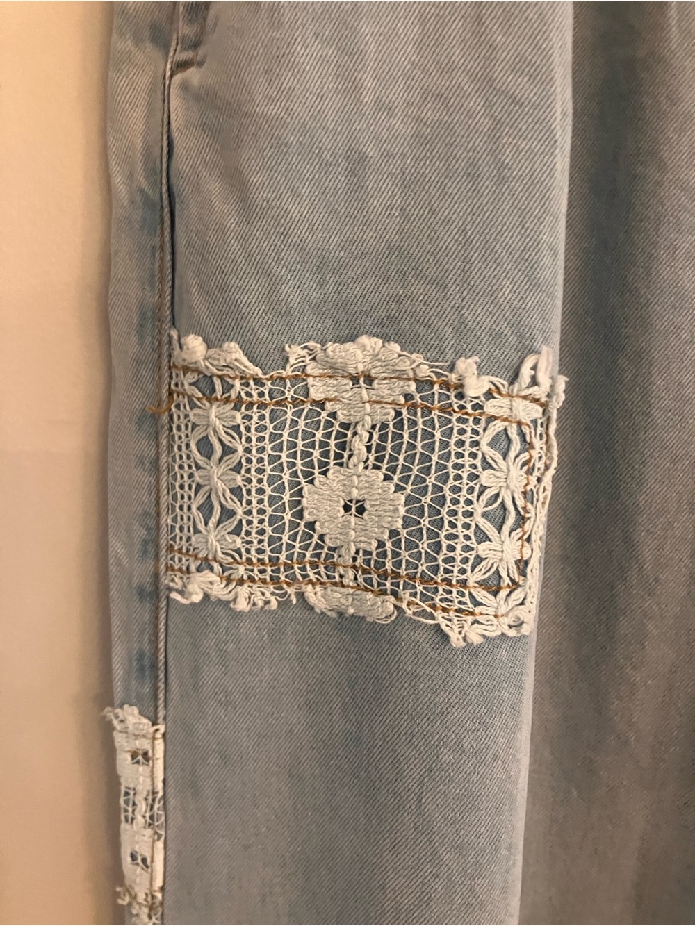 POL Light Wash Denim Boyfriend Jogger with Star Patches NWOT - Picture 5 of 8